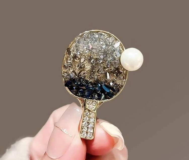 سنجاق سینه طرح پینگ پنگ، رنگ ثابت